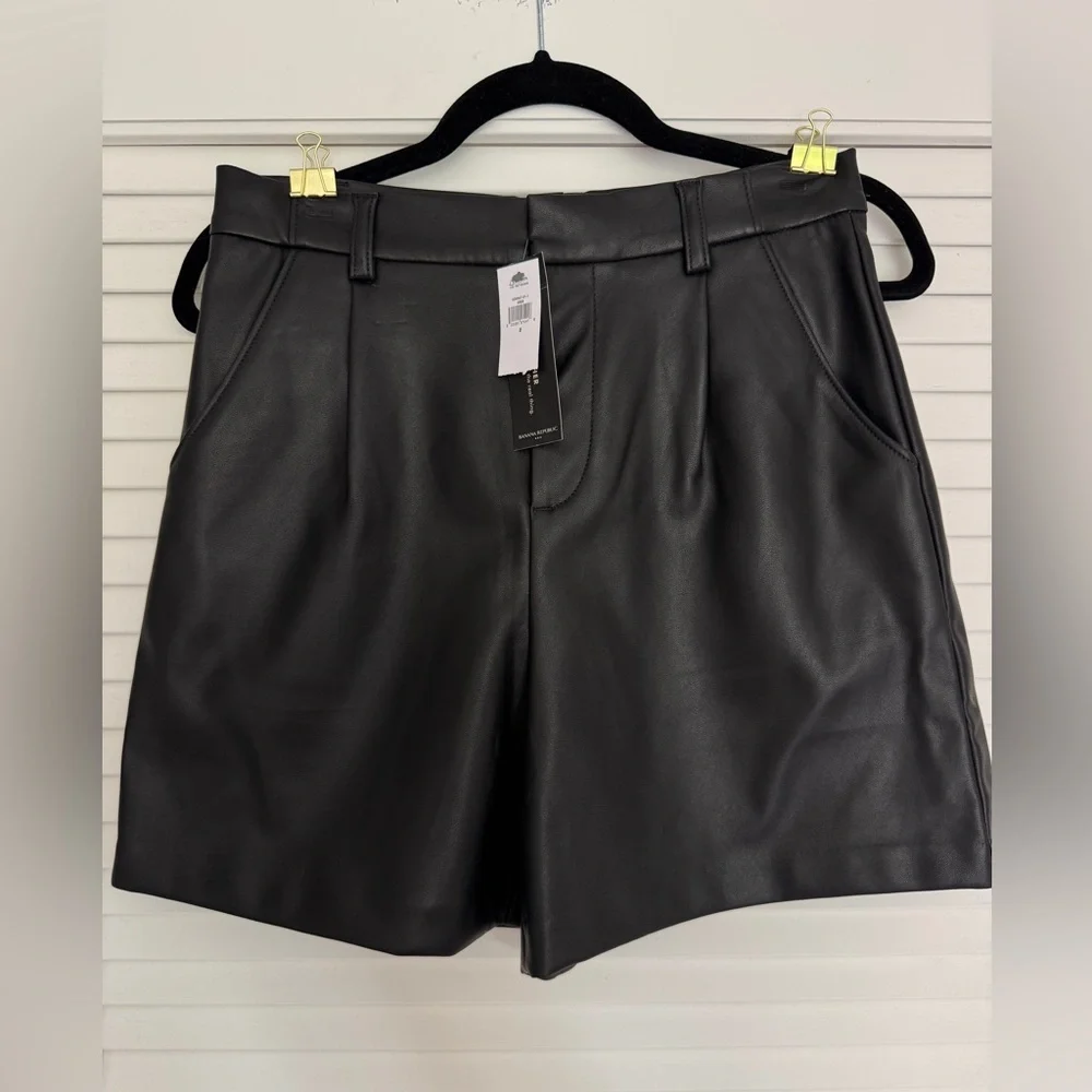 NWT Banana Republic Black High Waist Faux Leather Shorts size Small - Picture 1 of 4